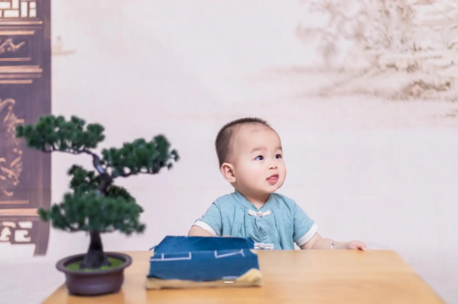 桦甸五个月宝宝可以站吗